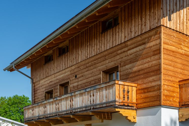 Deckleistenschalung Balkon Lärche