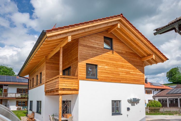 Einfamilienhaus Balkon Lärchenholz