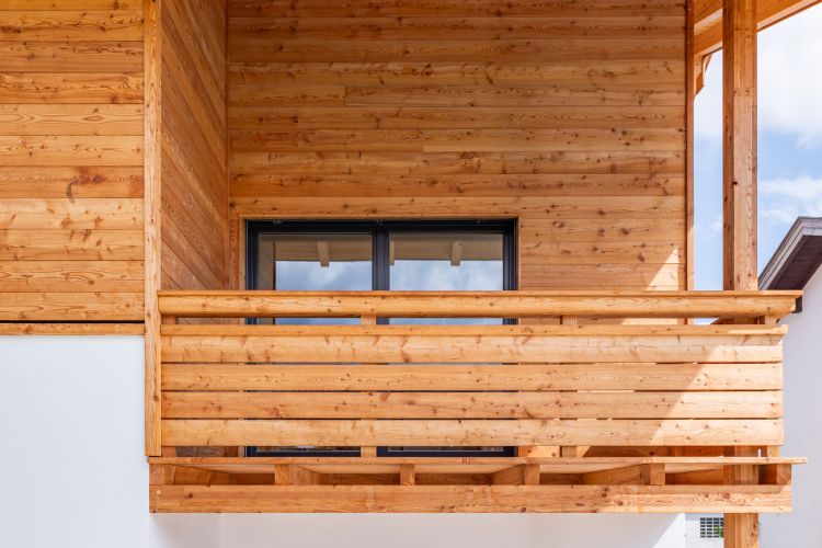 Einfamilienhaus Balkon Lärchenholz